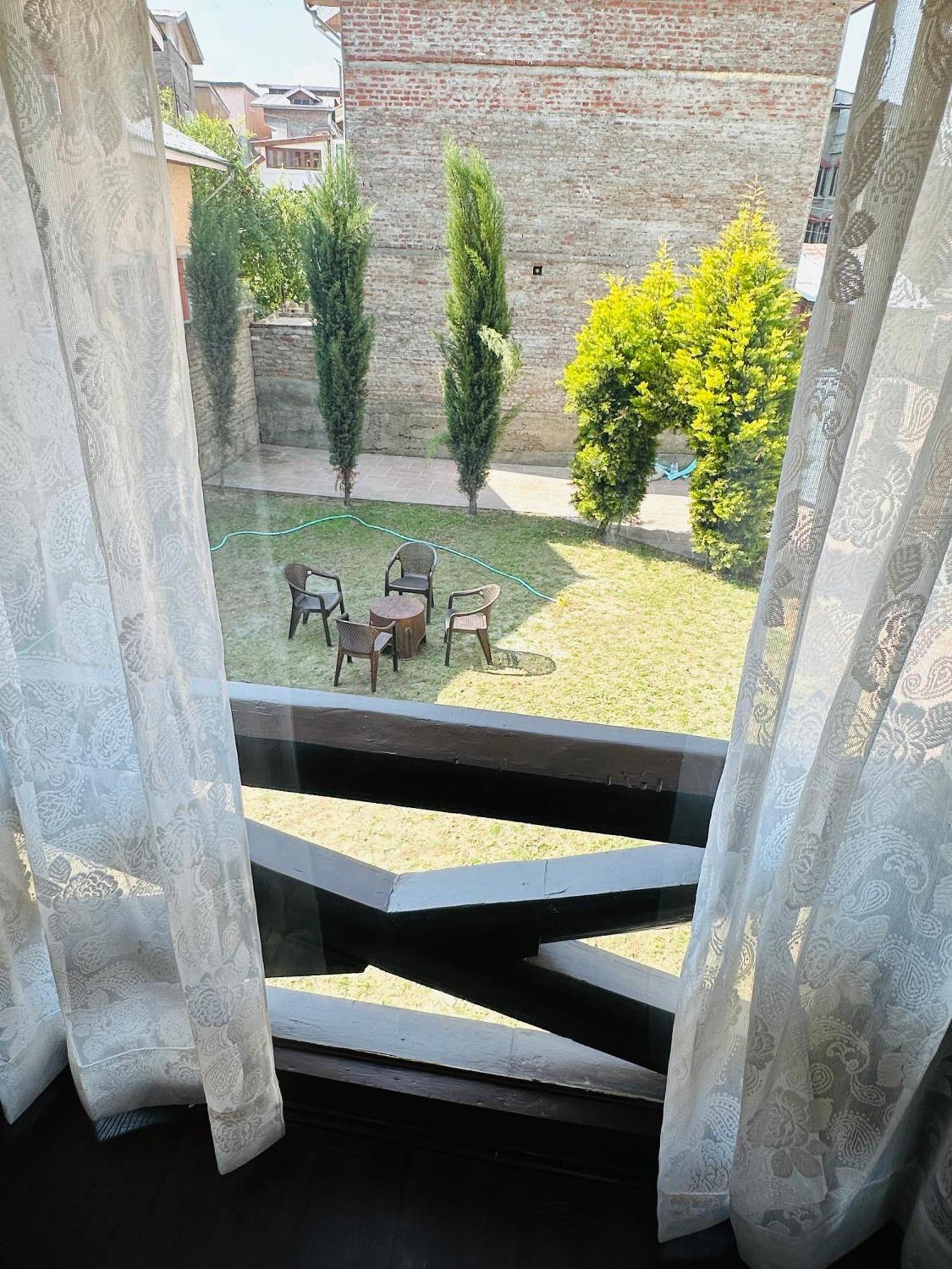 فندق The Chinar Retreat Hut Srīnagar المظهر الخارجي الصورة